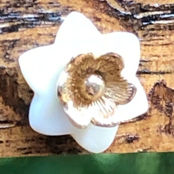 Vintage Floral Stud Earrings - Picture 2 of 6